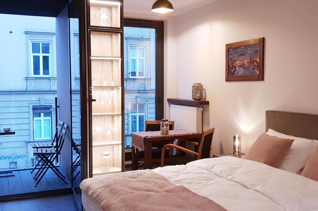 Boutique 108 - Old City, Luxury Apt. With A Garage Краків Екстер'єр фото