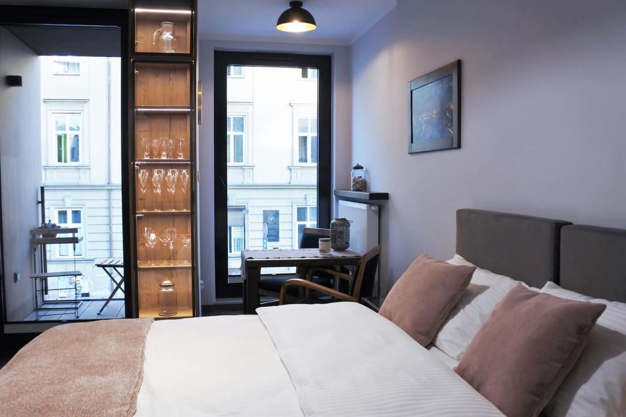 Boutique 108 - Old City, Luxury Apt. With A Garage Краків Екстер'єр фото